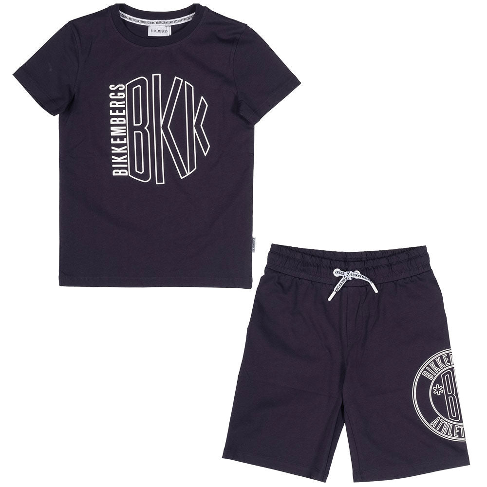 Scopri il completo composto da una t-shirt e bermuda della rinomata linea Bikkembergs, pensato pe...