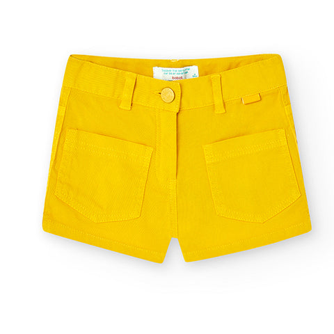 Shorts gialli per bambina con tasche frontali.