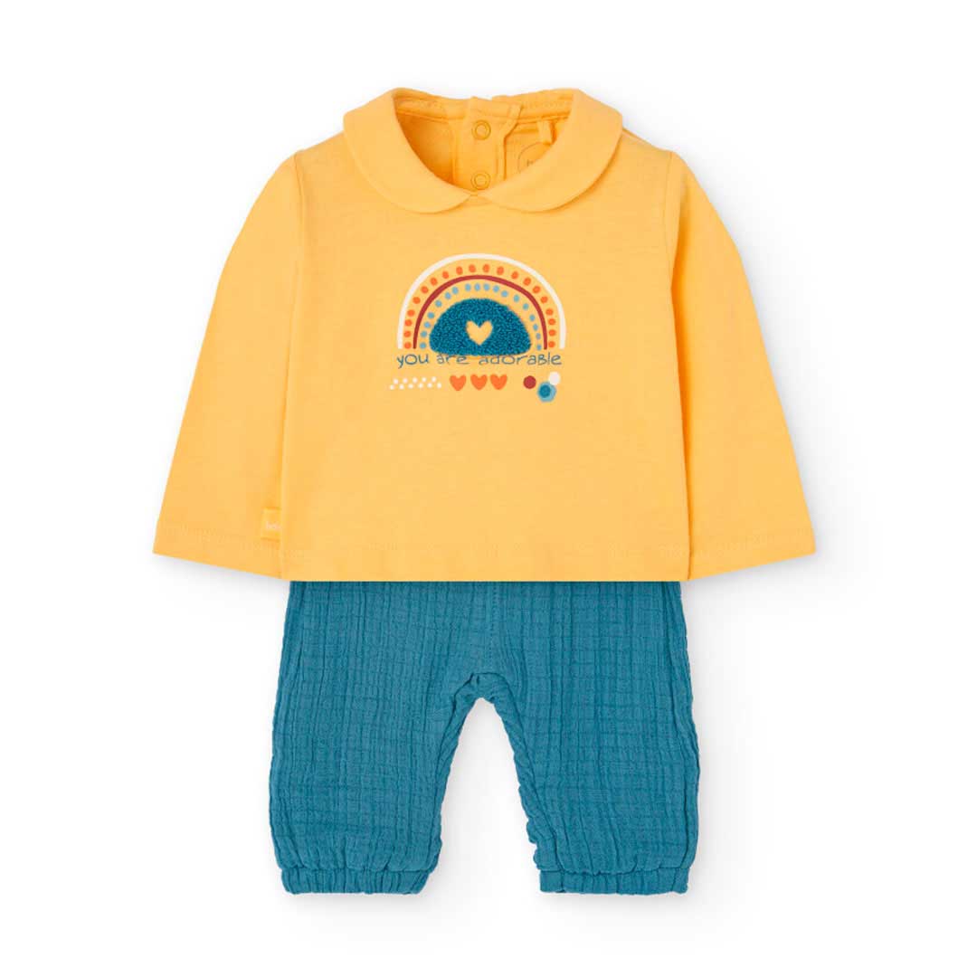 Fai brillare il tuo piccolo con questo adorabile completo due pezzi della linea Boboli. La polo g...
