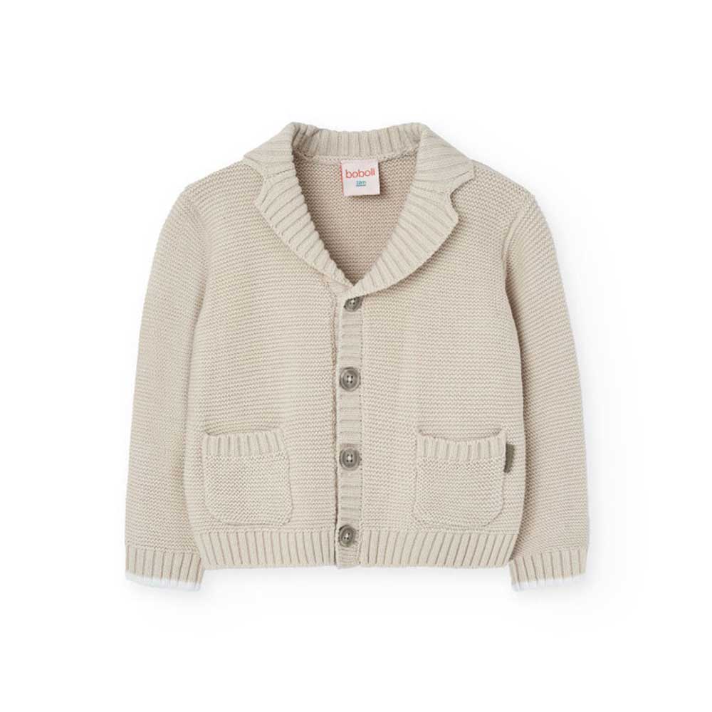 Strickjacke aus der Boboli Kinderbekleidungslinie, mit Jackenkragen und Taschen auf der Vordersei...
