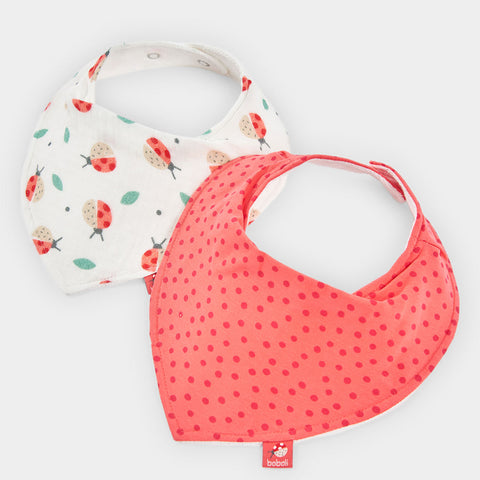 Set di due bavaglini: uno bianco con coccinelle e uno rosso a pois.