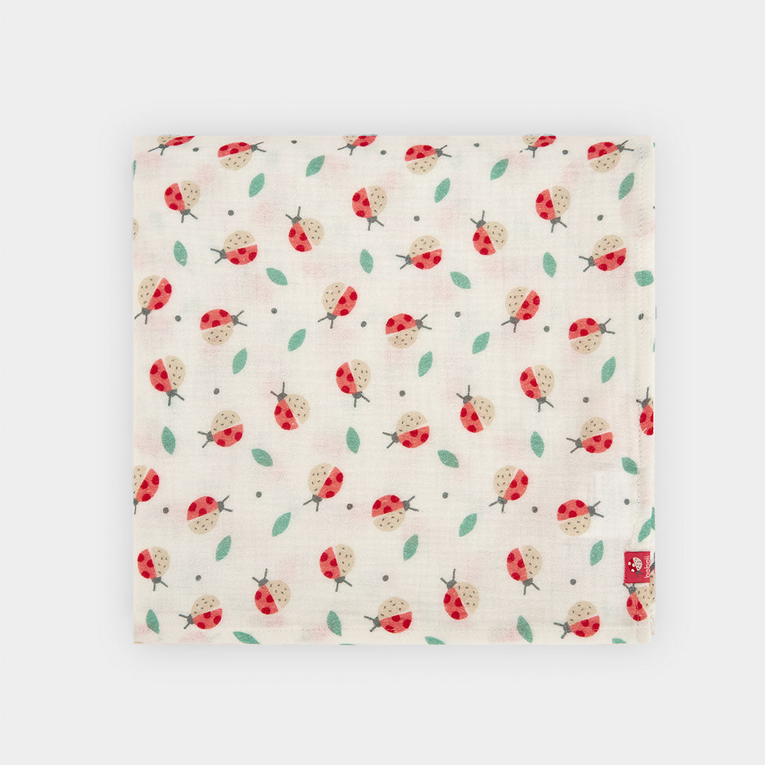 Deckblatt der Mädchenbekleidungs-Linie Boboli, mit All-over-Muster bunter Marienkäfer auf weißem ...