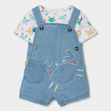 Salopette in jeans con maglietta a fantasia di granchi multicolor.