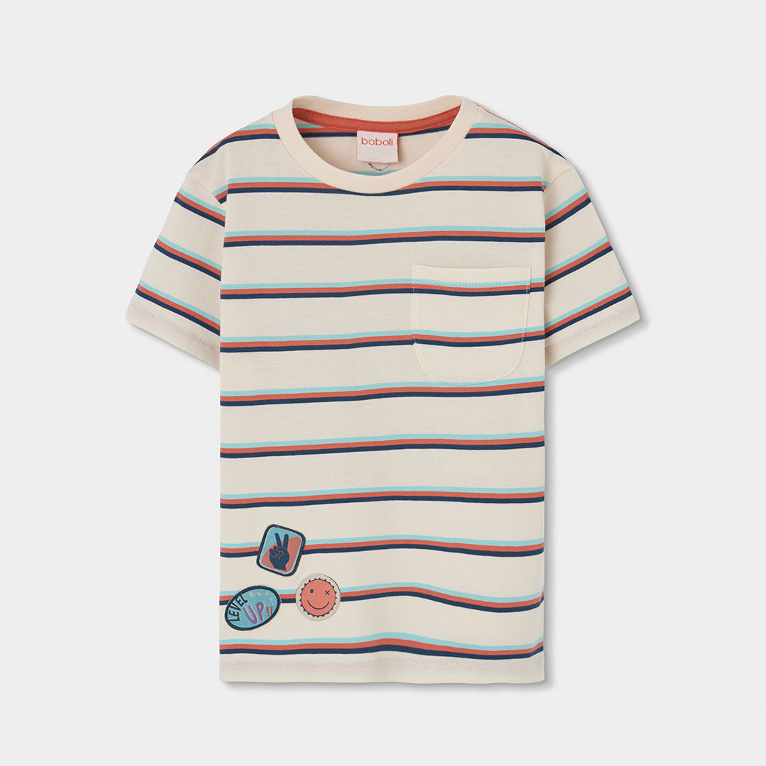 Scopri la t-shirt perfetta per il tuo bambino, realizzata da BOBOLI. Con un vivace motivo a righe...