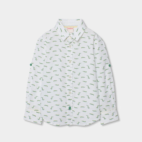 Camicia a maniche lunghe con stampa di coccodrilli verdi su sfondo bianco.