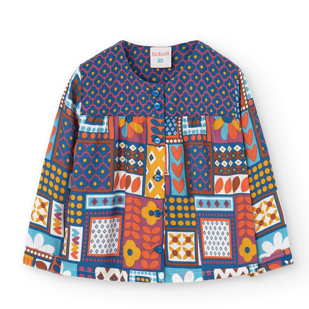 Camisa de la línea de ropa para niñas Boboli, con un estampado de colores vivos y botones en la p...