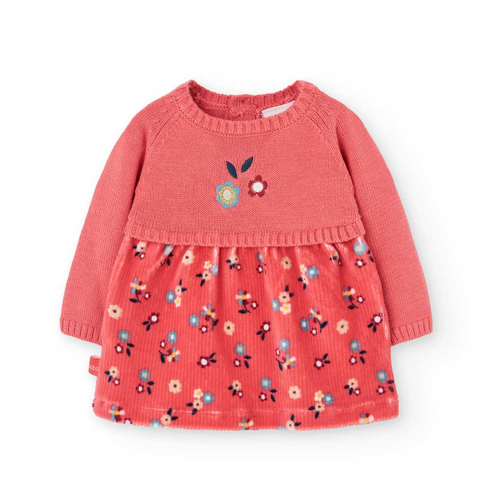 Scopri il meraviglioso abito in maglia di BOBOLI, perfetto per le giornate autunnali e invernali....