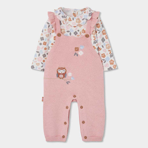 Salopette rosa in maglia lavorata con ricami floreali e gufo, abbinata a maglia a fiori