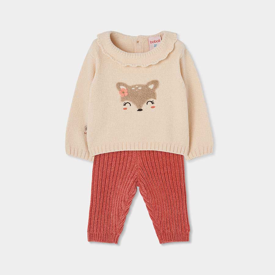 Questo delizioso completo maglia e pantaloni è perfetto per le giornate più fresche dell'autunno ...