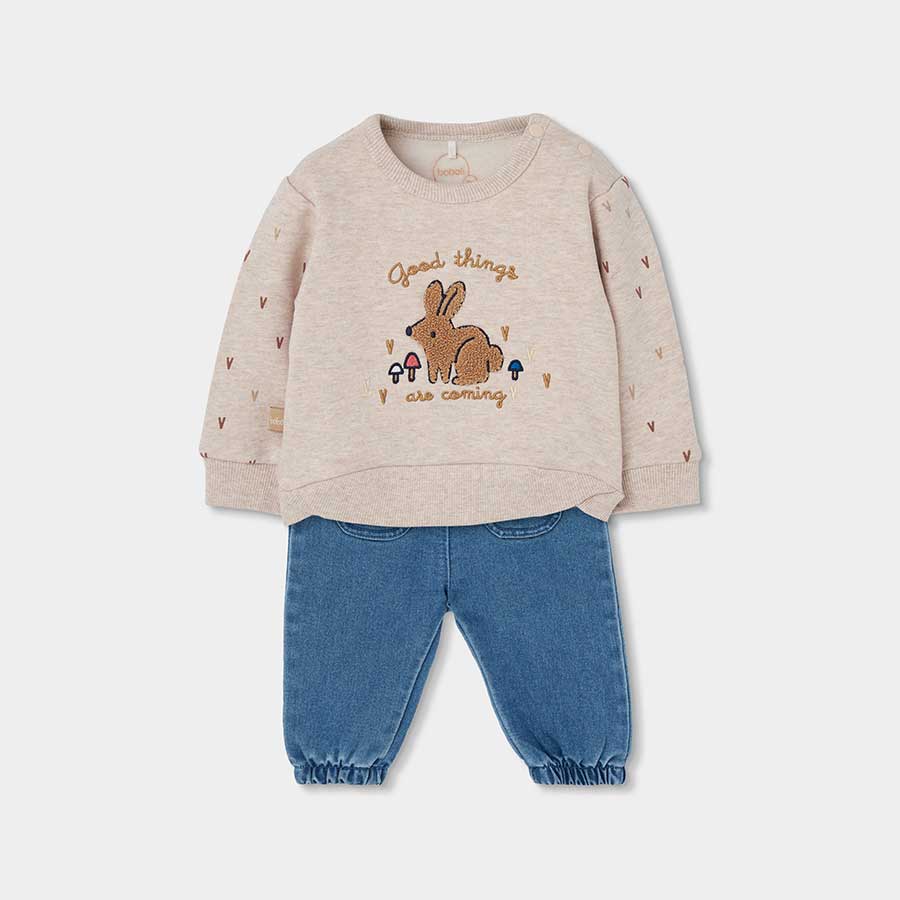 Scopri il set perfetto per le giornate fresche di autunno e inverno: una felpa dal color beige ch...