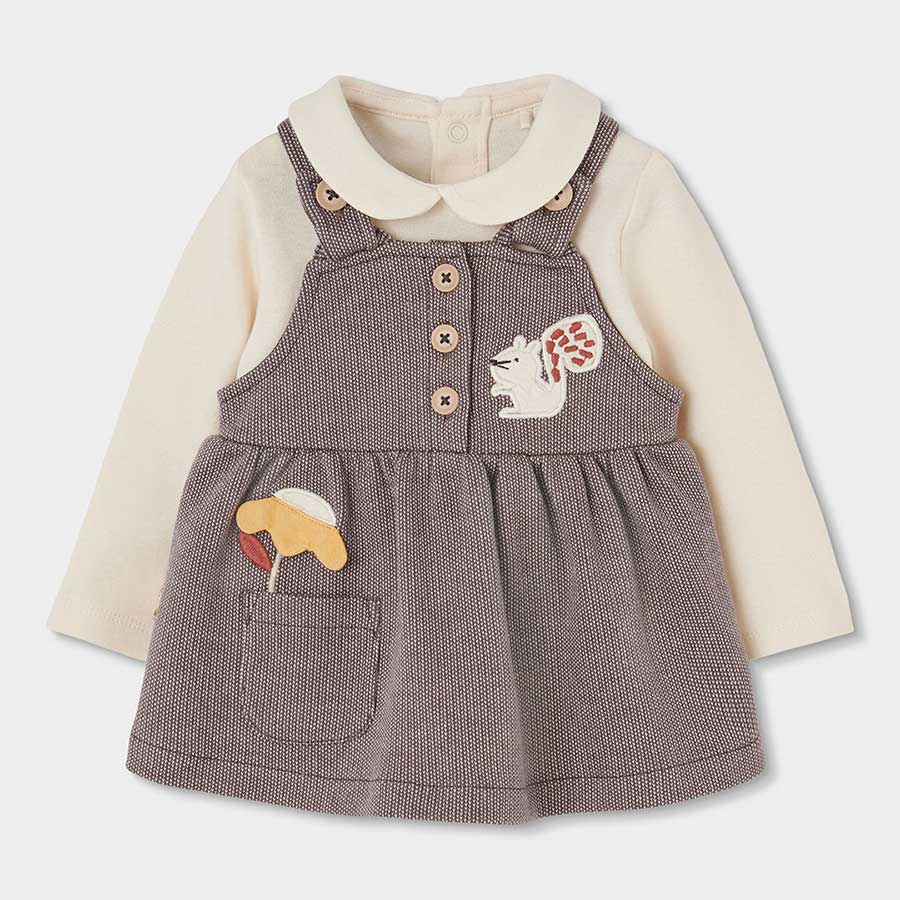 Completo salopette in velluto lilla con maglia crema a manica lunga e decorazioni con scoiattolo e fungo