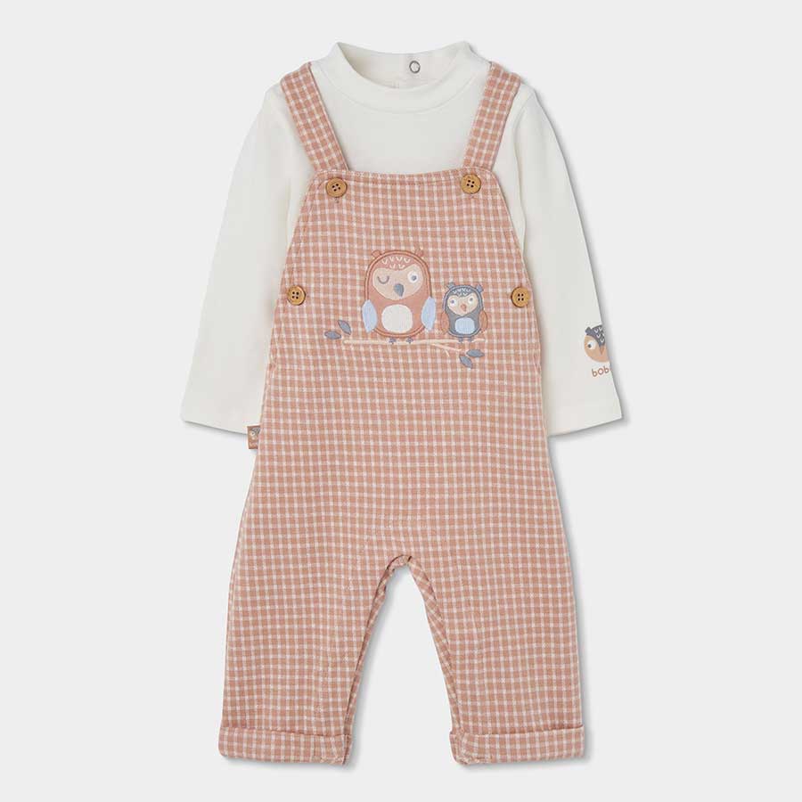 Accogli l'arrivo della stagione fredda con questa adorabile salopette a quadretti, perfetta per m...