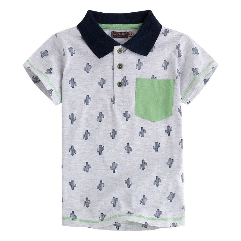 Questa polo con taschino è l'ideale per le giornate primaverili ed estive dei più piccoli. Un cap...