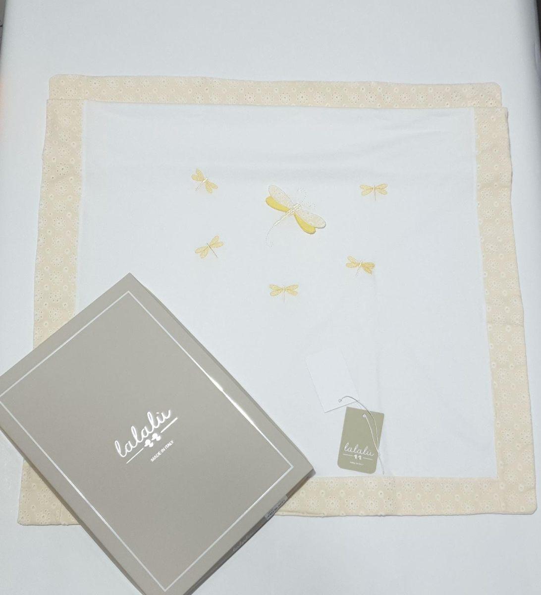 
  Copertina in piquet della Linea Lalalù Bambina con fascia perimetrale in pizzo san
  gallo e d...