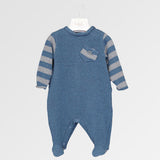Tutina in maglia blu con maniche a righe grigie e taschino.