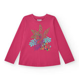 Maglietta a manica lunga con stampa tropicale colorata su sfondo fucsia.