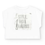 T-shirt bianca con scritta 'STILL NOT FAMOUS' in rilievo.
