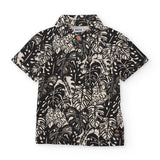 Polo a maniche corte con stampa tropicale in bianco e nero.