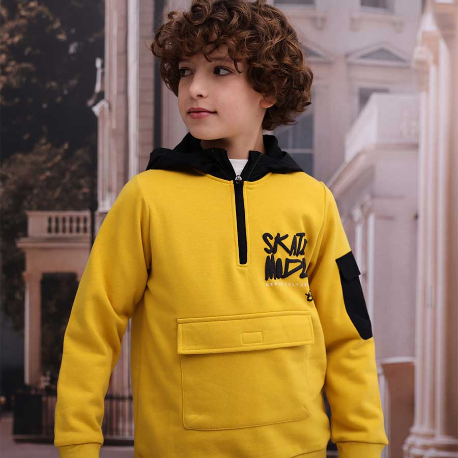 Scopri la comodità e lo stile di questa felpa con cappuccio perfetta per i mesi più freschi. Il s...