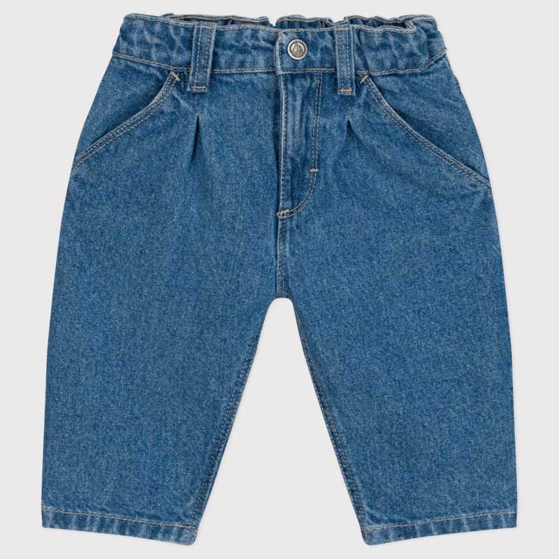 Jeans de la ligne Vêtements Enfant Petit Bateau ; taille réglable avec boutons à l'intérieur.
Dét...