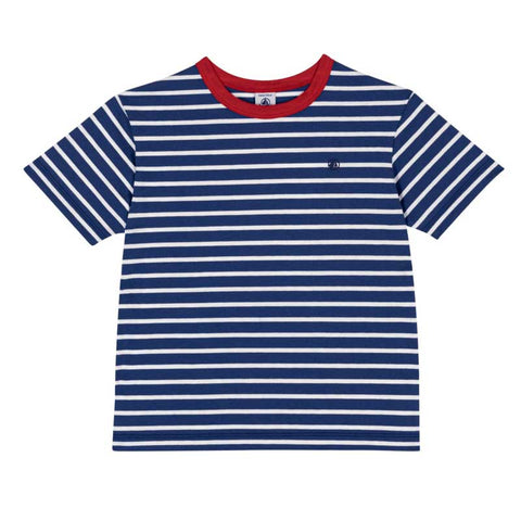 T-shirt a maniche corte con righe blu e bianche e colletto rosso.
