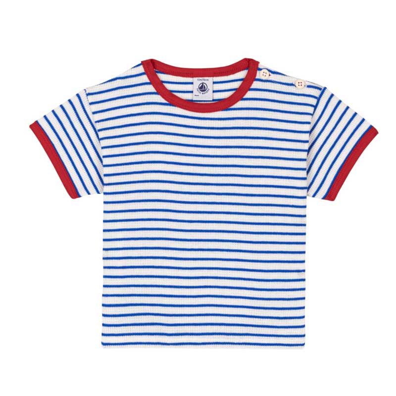 Scopri la t-shirt a manica corta con righe blu e dettagli rossi, un capo essenziale per l'abbigli...