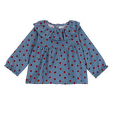 Blusa a maniche lunghe di colore blu con fantasia a pois rossi, con scollo arrotondato e arricciature.