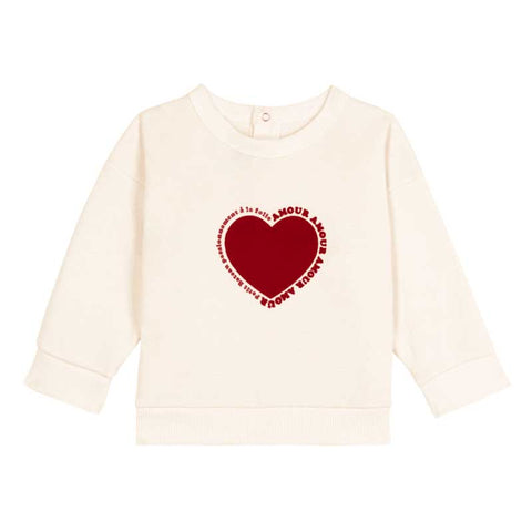 Felpa crema con cuore rosso e scritta, maniche larghe e girocollo.