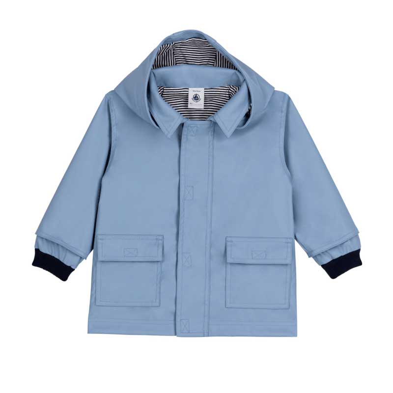 Scopri la giacca impermeabile della linea abbigliamento bambini Petit Bateau, perfetta per affron...