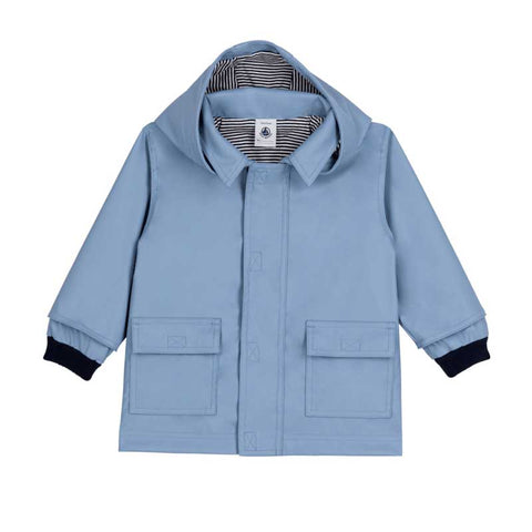 Giacca impermeabile blu con cappuccio per bambini, con maniche a costine e tasche frontali.