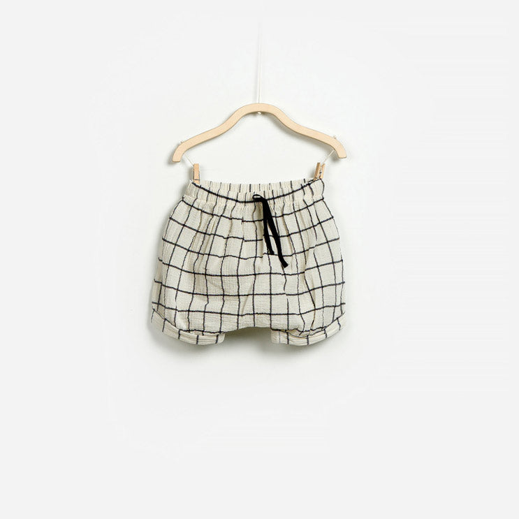 Shorts de la ligne vêtements enfant Play Up avec modèle ballon et cordon à la taille.
Magnifique ...