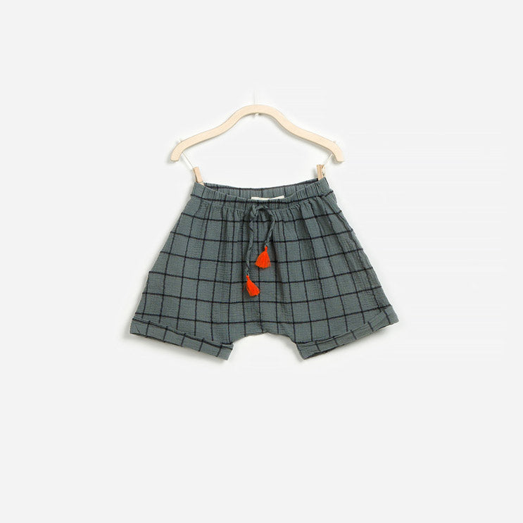 Shorts della line abbigliamento bambina Play Up, con modello largo e cavallo basso. Laccetto in v...