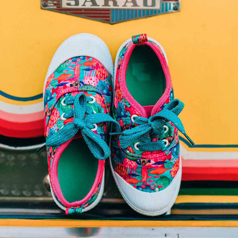 Dai un tocco di colore e vivacità ai look delle tue bambine con queste sneakers divertenti e alla...