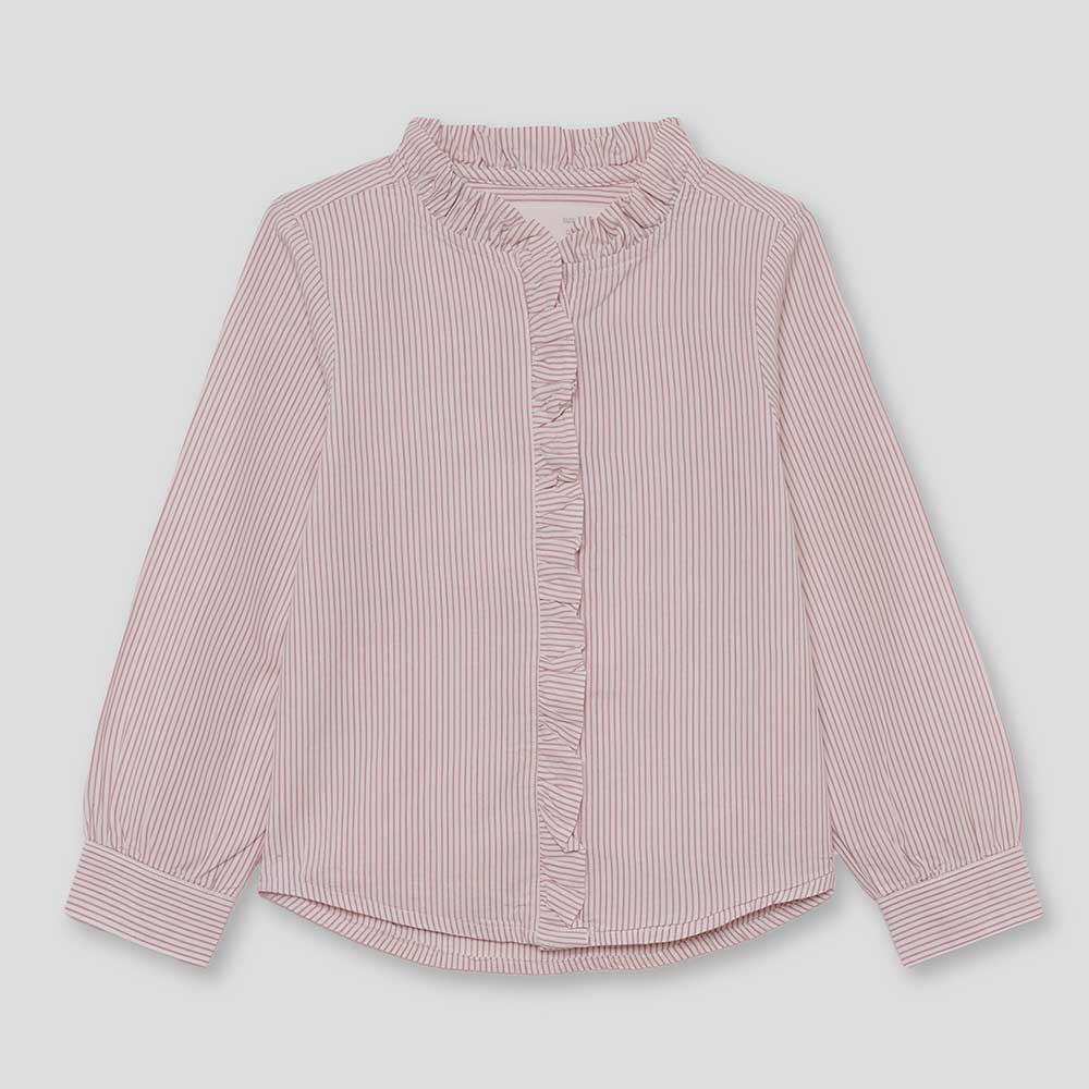 Questa camicia a righe con dettagli di rouches è perfetta per aggiungere un tocco di dolcezza e s...