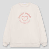 Felpa girocollo bianca con stampa cuore rosa e scritta Street Monkey su sfondo grigio