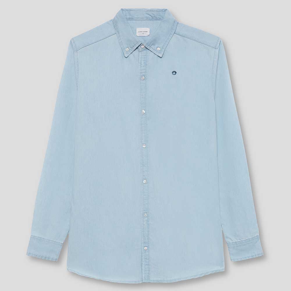 Elegante e versatile, questa camicia in denim chiaro è perfetta per le occasioni speciali dei tuo...