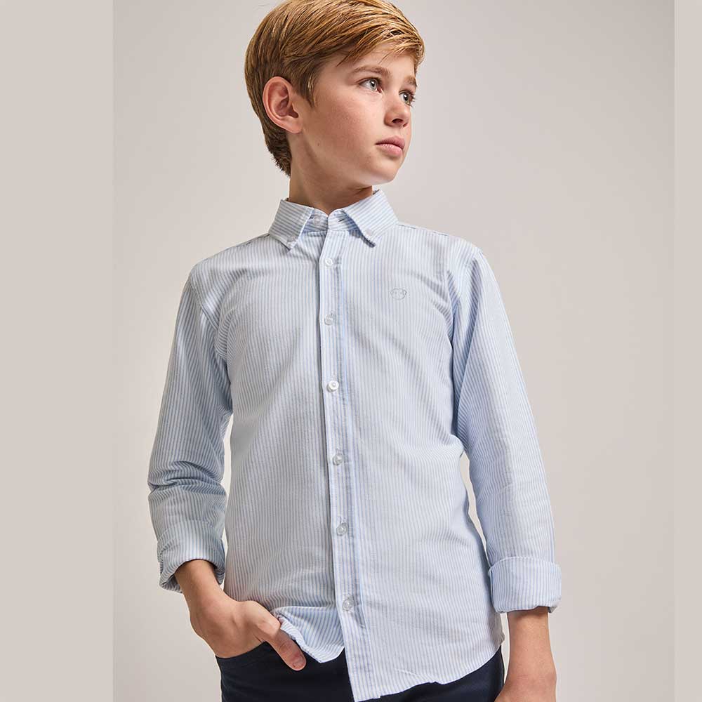 Questa camicia a righe dal taglio slim è perfetta per i ragazzi raffinati e amanti dello stile so...