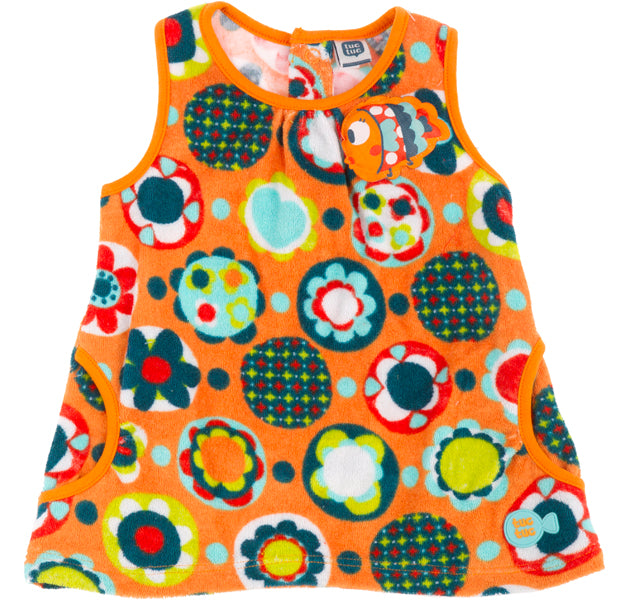 
  Sommerkleider aus der Modelinie des Tuc Tuc-Mädchens aus Frottee mit Blumenmuster
  auf einem ...