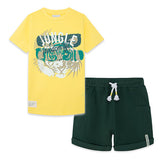 Set completo di t-shirt gialla con stampa e bermuda verdi con elastico.