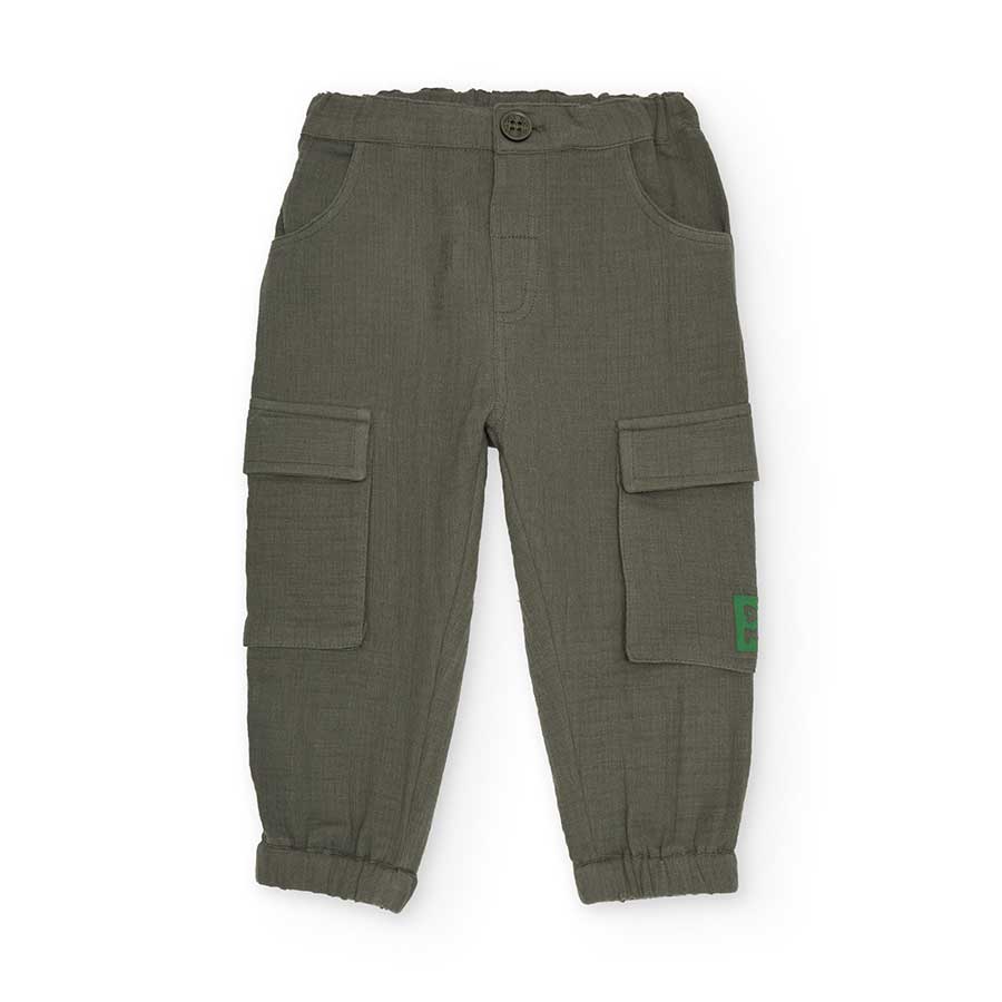 Scopri il comfort e lo stile dei pantaloni Tuc Tuc, pensati per avventure all'aria aperta. La lor...
