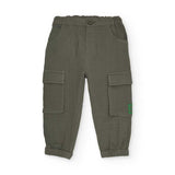 Pantaloni verdi con tasconi laterali per bambini.