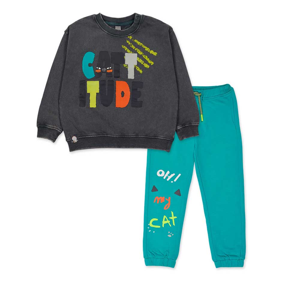 Caldo e colorato, questo completo con felpa e pantalone è perfetto per accompagnare i più piccoli...