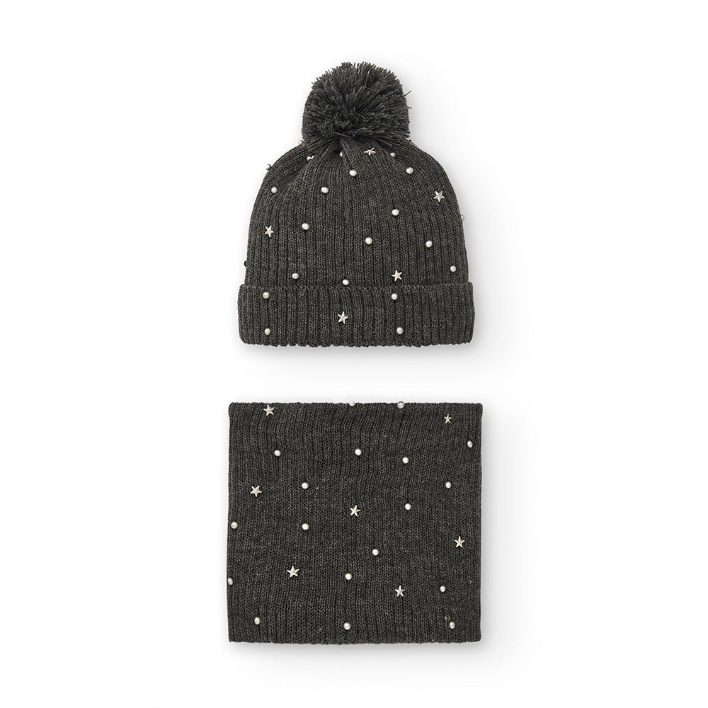 Set der Kinderbekleidungslinie Tuc Tuc, bestehend aus einer Mütze mit Bommel und einem Halswärmer...