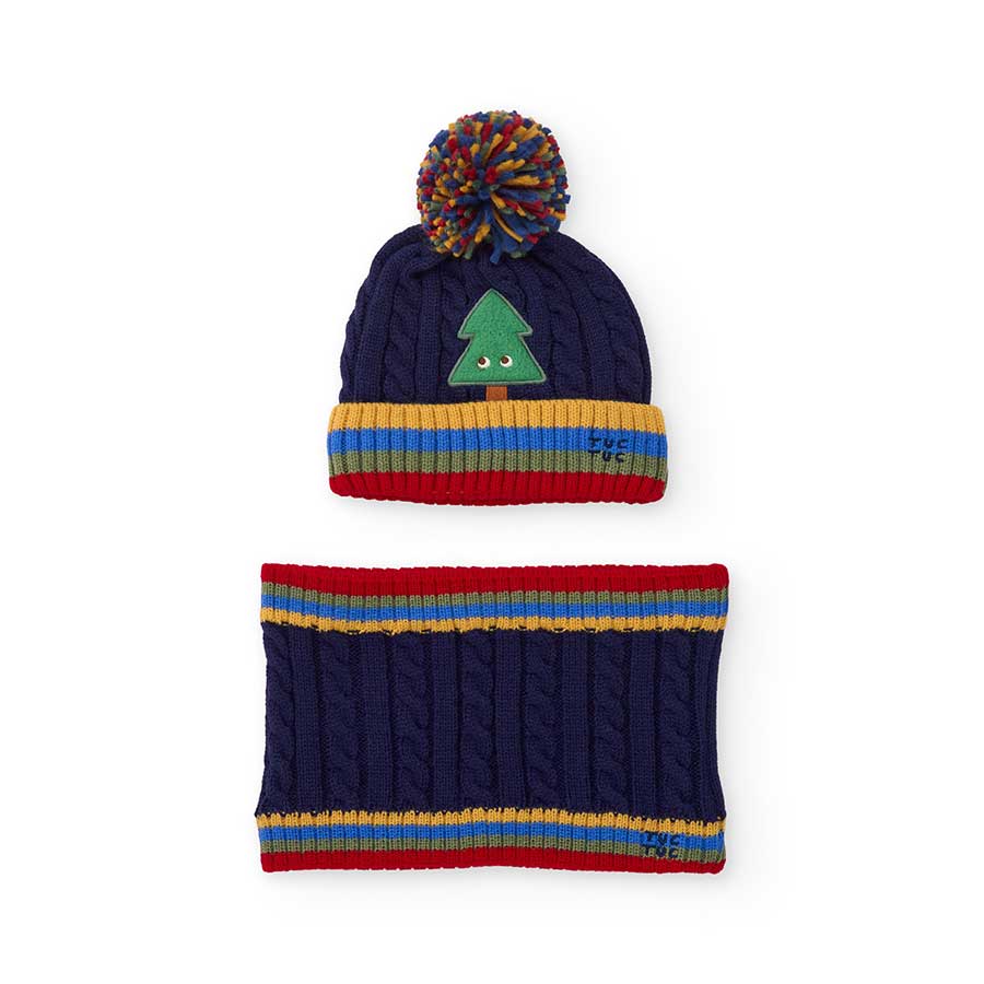 Scalda le giornate fredde dei tuoi bambini con questo set composto da cappello con pon pon e scal...