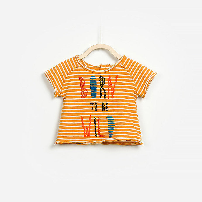 T-shirt della linea abbigliamento bambino Play Up.
Con bottoncini sul retro e bella fantasia a ri...
